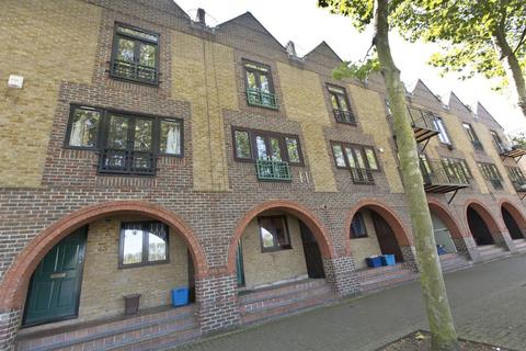 undefined, Greenland Quay, Surrey Quays SE16