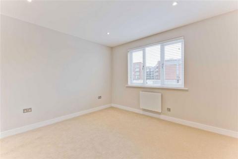 2 bedroom flat to rent, Walton-on-Thames, Surrey, KT12
