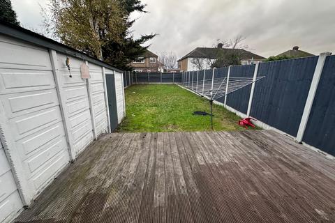3 bedroom semi-detached house to rent, Ashford TW15