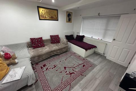 3 bedroom semi-detached house to rent, Ashford TW15