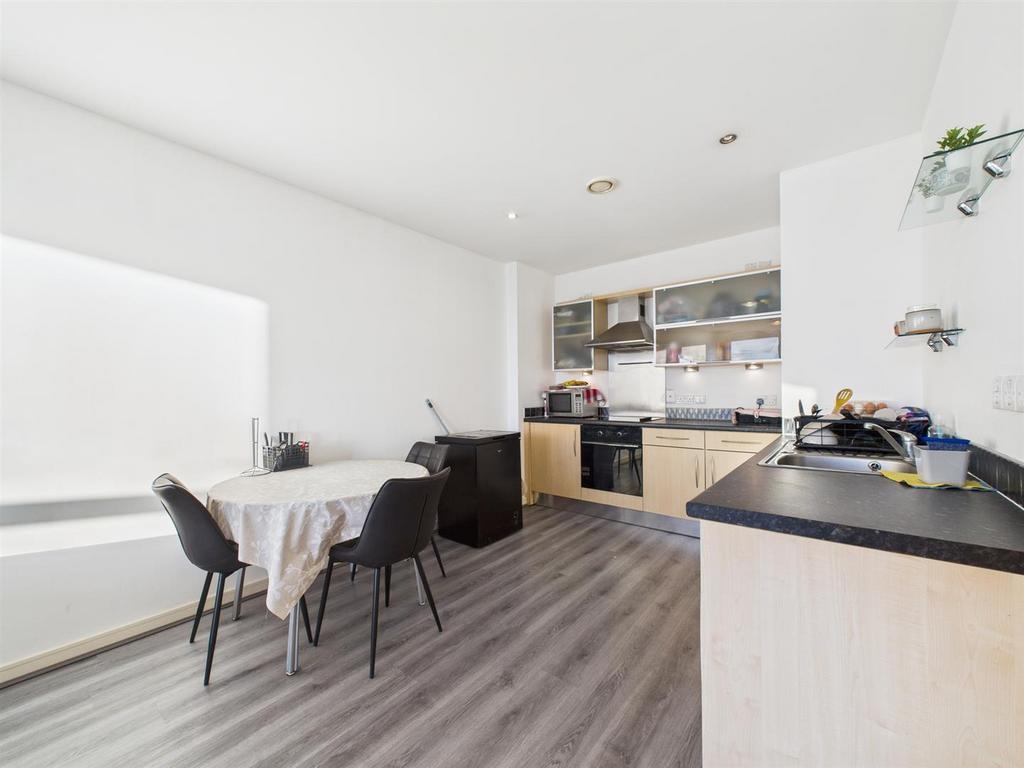 Kitchen 2.jpg