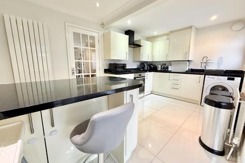3 bedroom semi-detached house for sale, Greenfield View, Kippax, Leeds