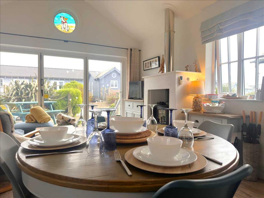 Lounge / Kitchen /
