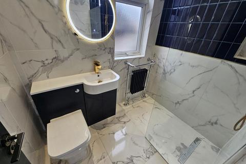 2 bedroom flat to rent, Eccles Old Road, Salford, M6