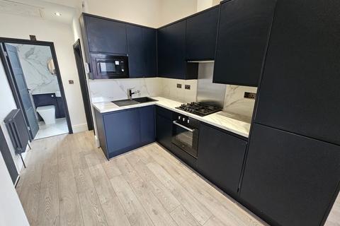 2 bedroom flat to rent, Eccles Old Road, Salford, M6