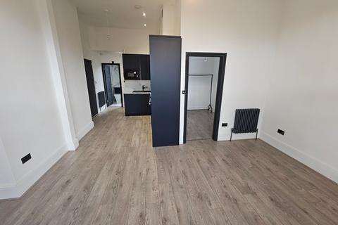 2 bedroom flat to rent, Eccles Old Road, Salford, M6