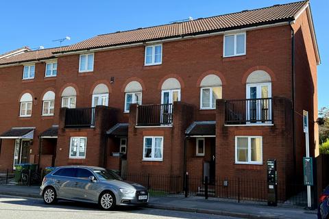3 bedroom end of terrace house to rent, Terminus Terrace, Hampshire SO14