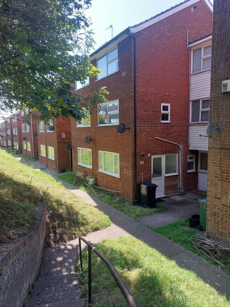 Comfortable 3-Bed House Share with Garden in Luto