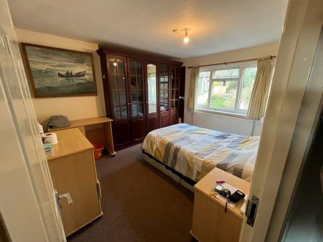 Bright, well-kept double bedroom featuring a co...