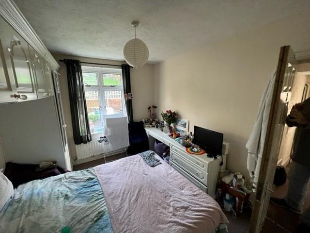 Bright, well-presented bedroom with a double be...