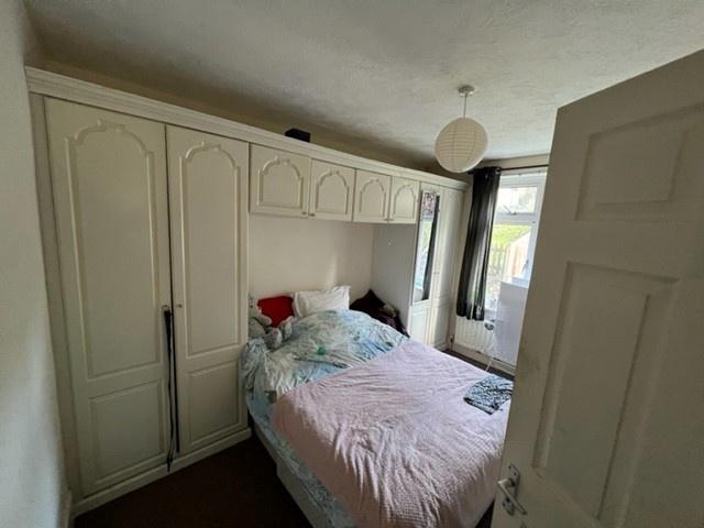 Bright double bedroom with built-in fitted ward...