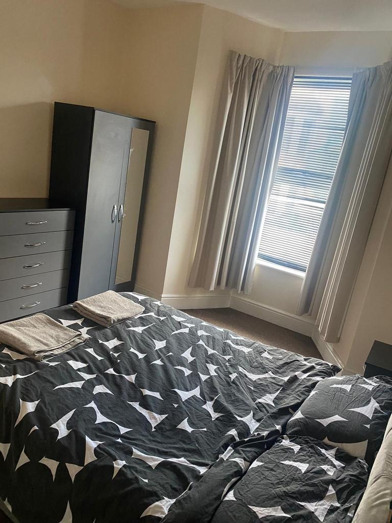 Bright, tidy double bedroom with large window a...