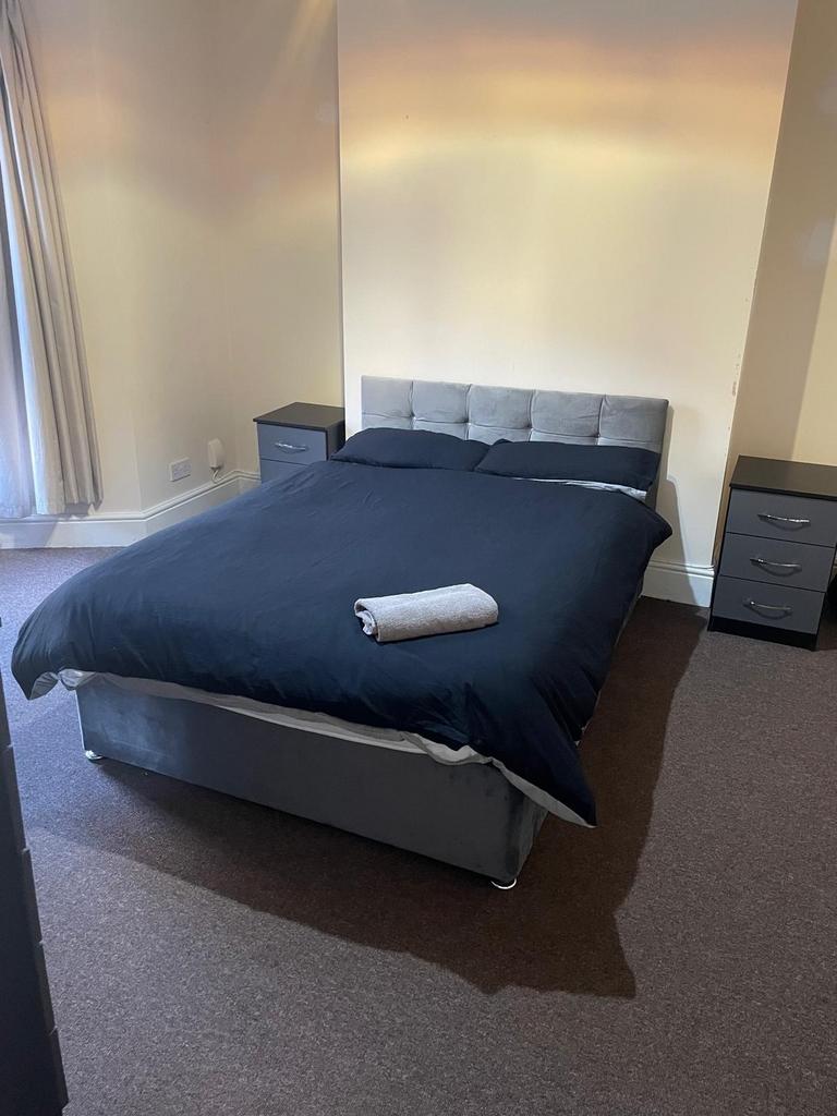 Bright, tidy double bedroom with a modern uphol...