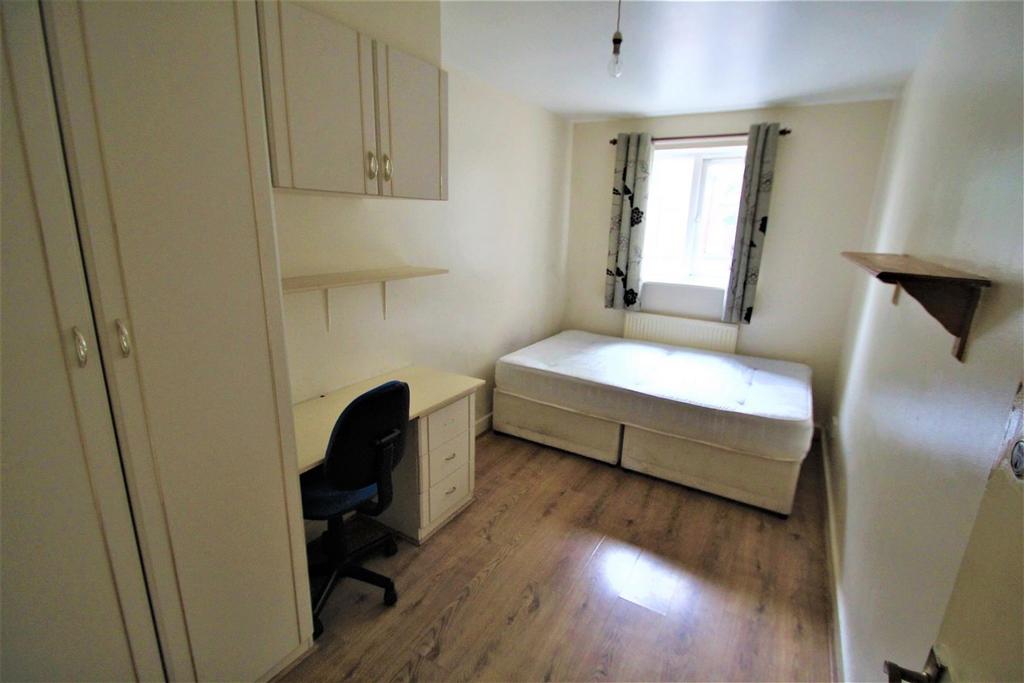 Bright single bedroom with a comfortable divan ...