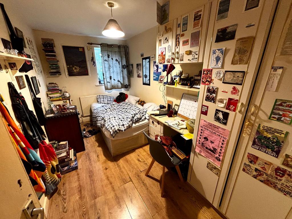 Cosy single bedroom with a double bed, built-in...