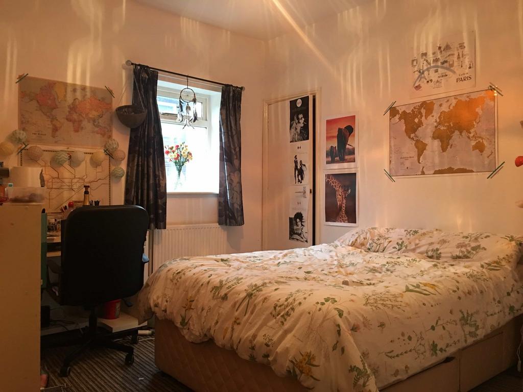 Cozy bedroom featuring a comfortable double bed...