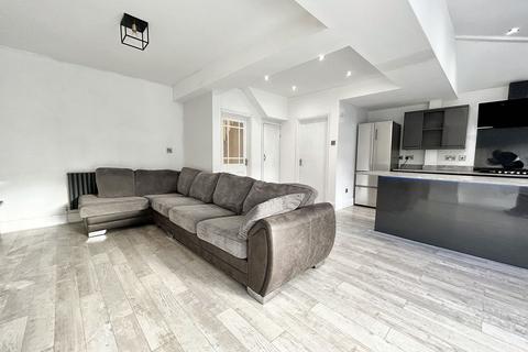 3 bedroom semi-detached house to rent, Gillingham Road, Manchester M30