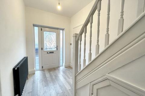 3 bedroom semi-detached house to rent, Gillingham Road, Manchester M30