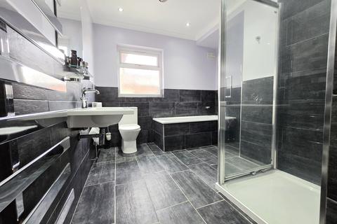 3 bedroom semi-detached house to rent, Belmont Avenue, Wickford, Essex