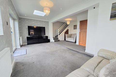 3 bedroom semi-detached house to rent, Belmont Avenue, Wickford, Essex