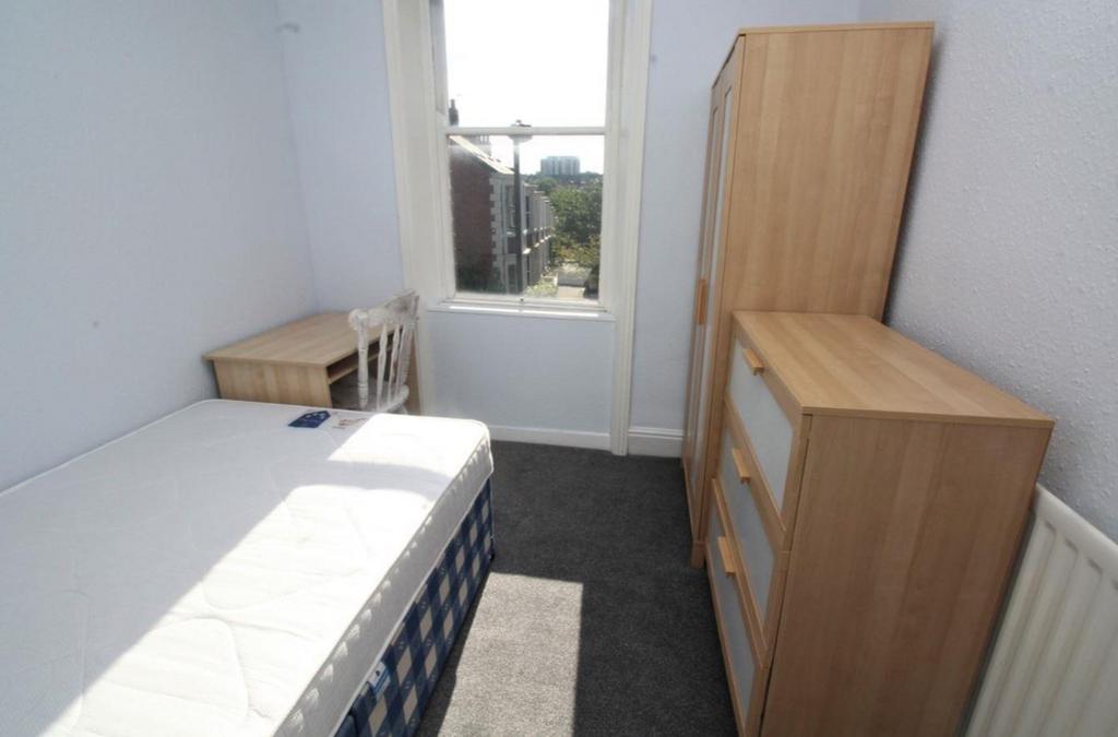 Bedroom 3 (002).JPG
