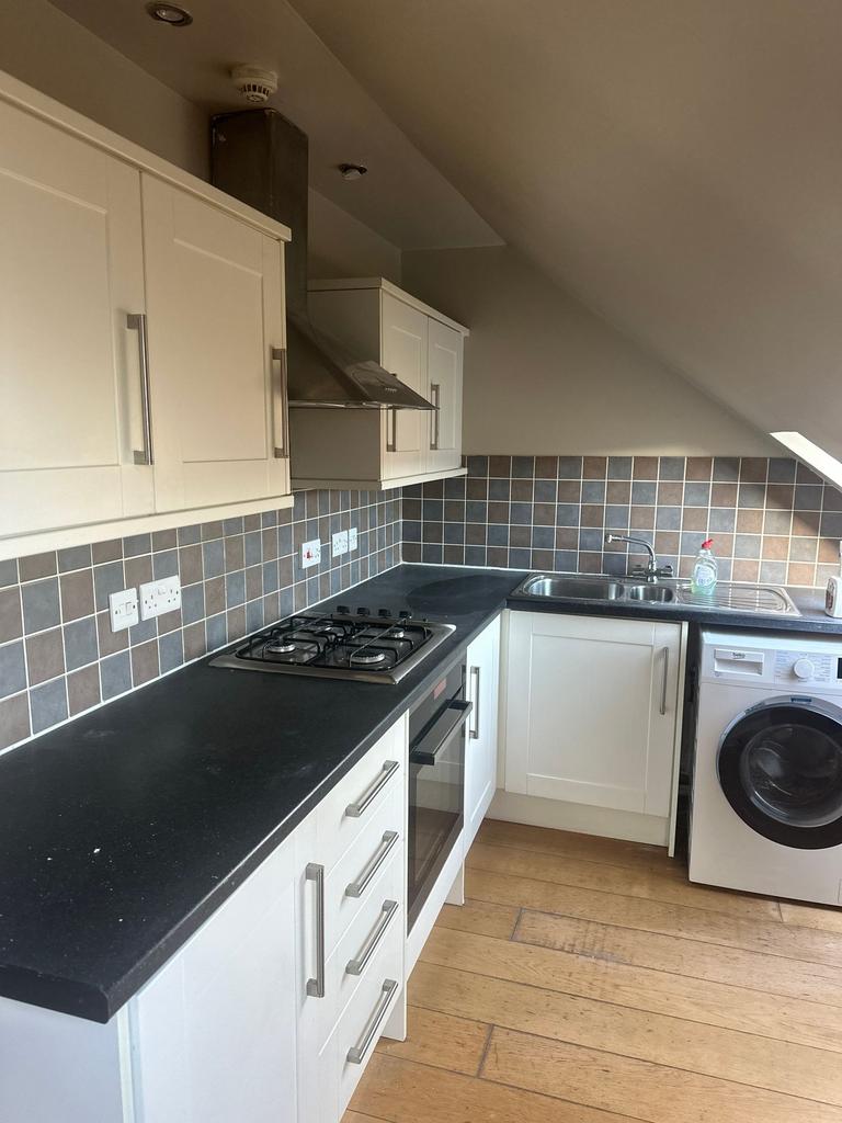 Bright, modern fitted kitchen with gas hob, int...
