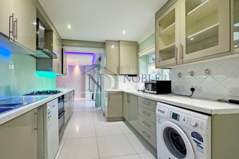 5 bedroom semi-detached house to rent, Edward Way, Ashford, TW15