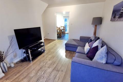 2 bedroom semi-detached house to rent, Quail Avenue, Bradford, BD6