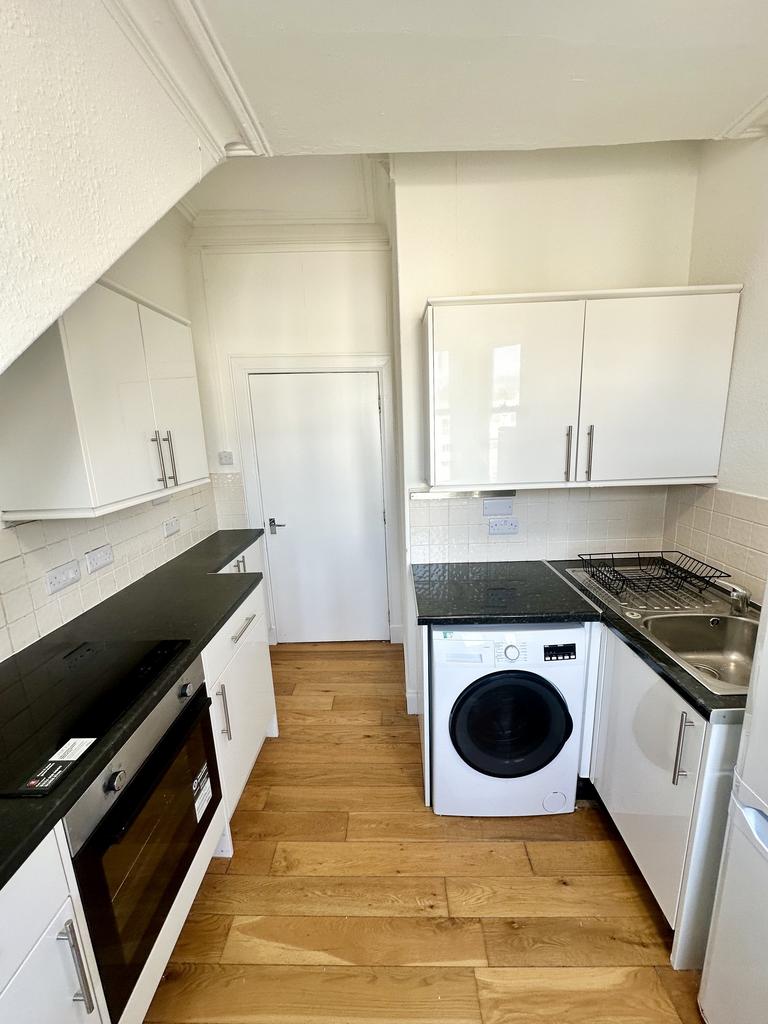 Kitchen (c)