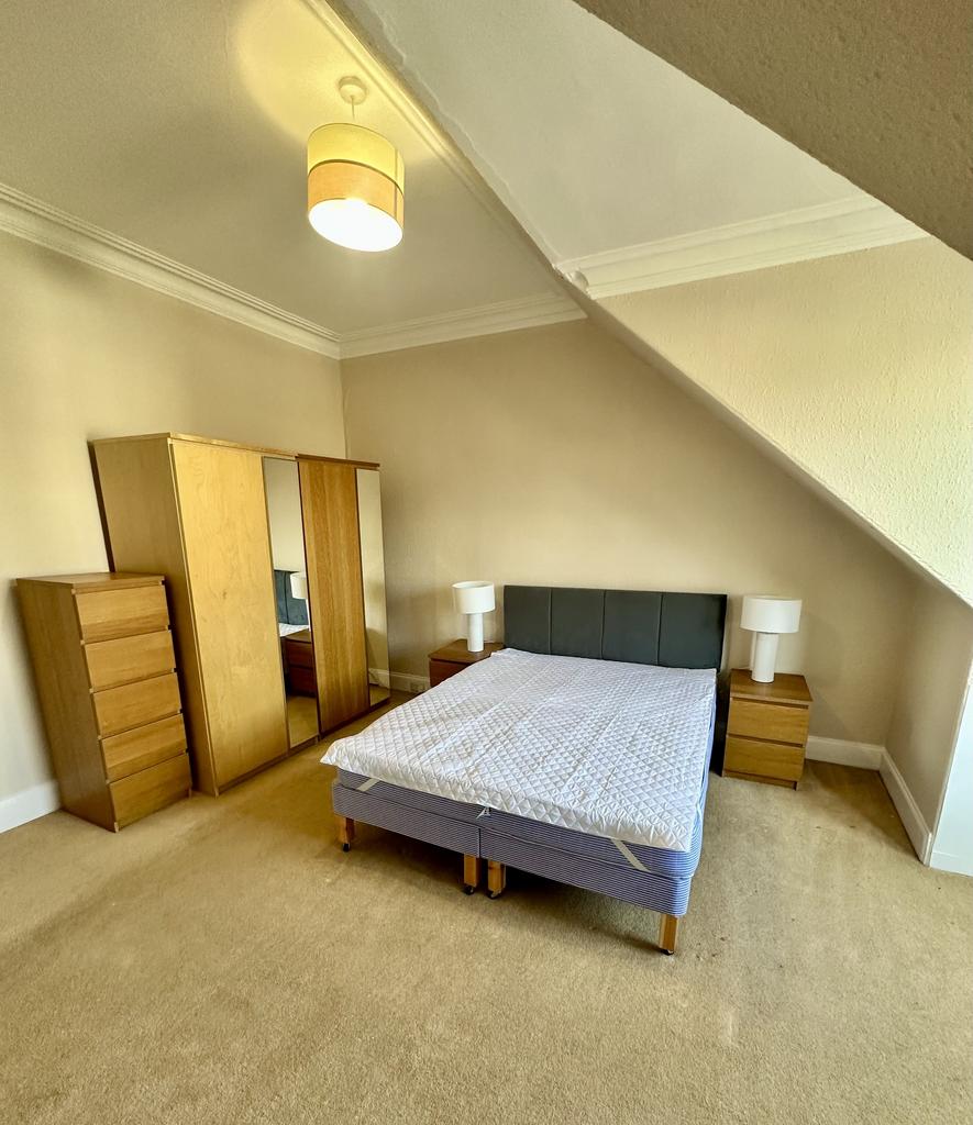 King size bedroom (2