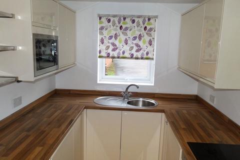 2 bedroom flat to rent, Flamborough Close Woodston PE2 9LP