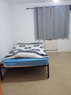 1 bedroom in a house share to rent, Horatio Place, London E14