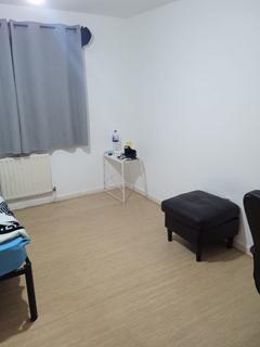 1 bedroom in a house share to rent, Horatio Place, London E14