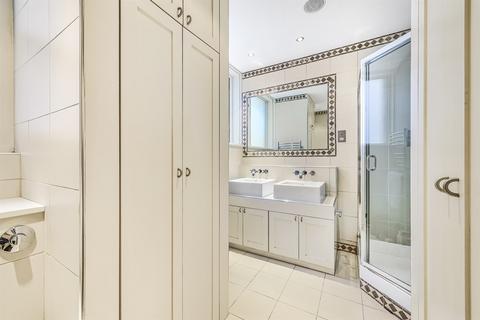 4 bedroom flat to rent, Earls Court Square, SW5