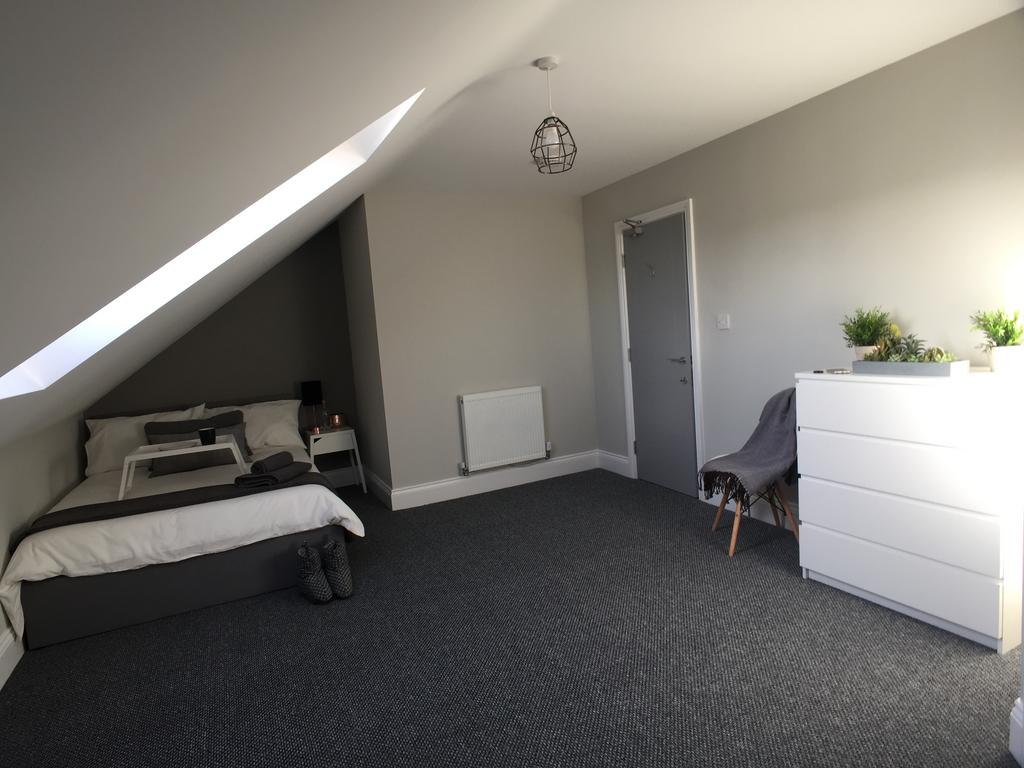 Bedroom of similar size and layout