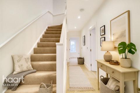3 bedroom semi-detached house for sale, Chapelgate Mews, Basildon