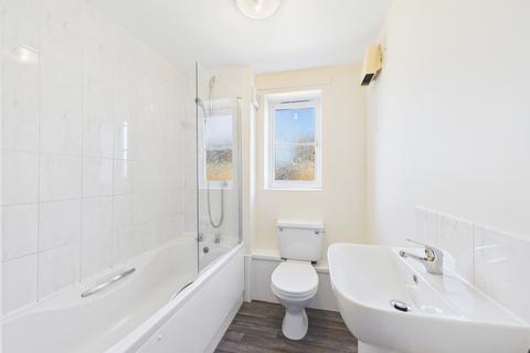 2 bedroom flat to rent, Bishops Castle Way, Tredworth, Gloucester, GL1