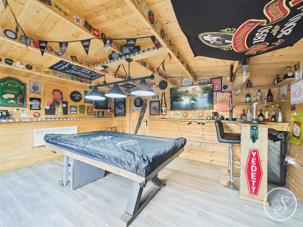 Bar/garden room