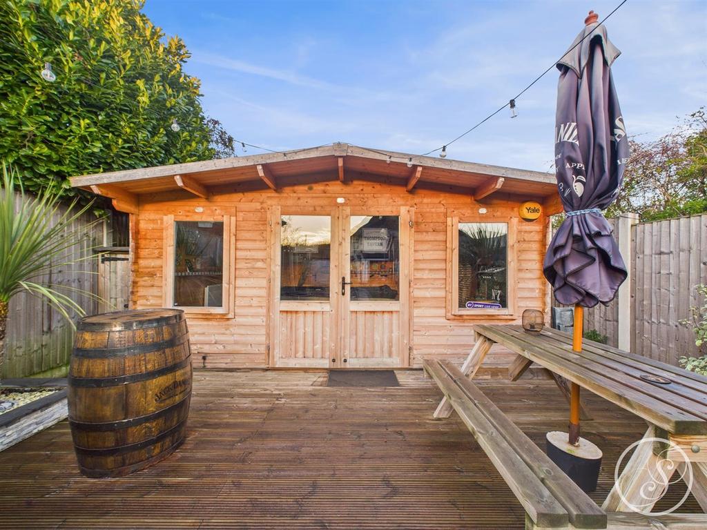 Bar/garden room