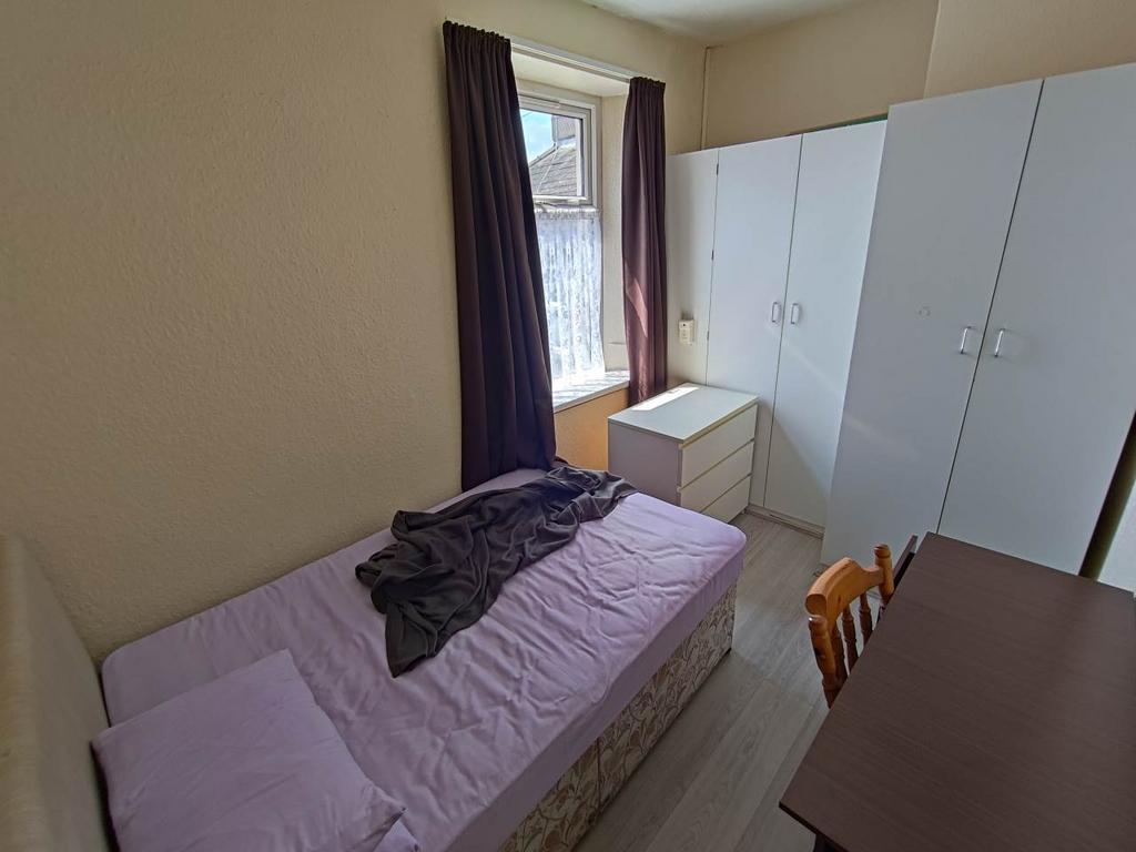 Bedroom 1 (1)