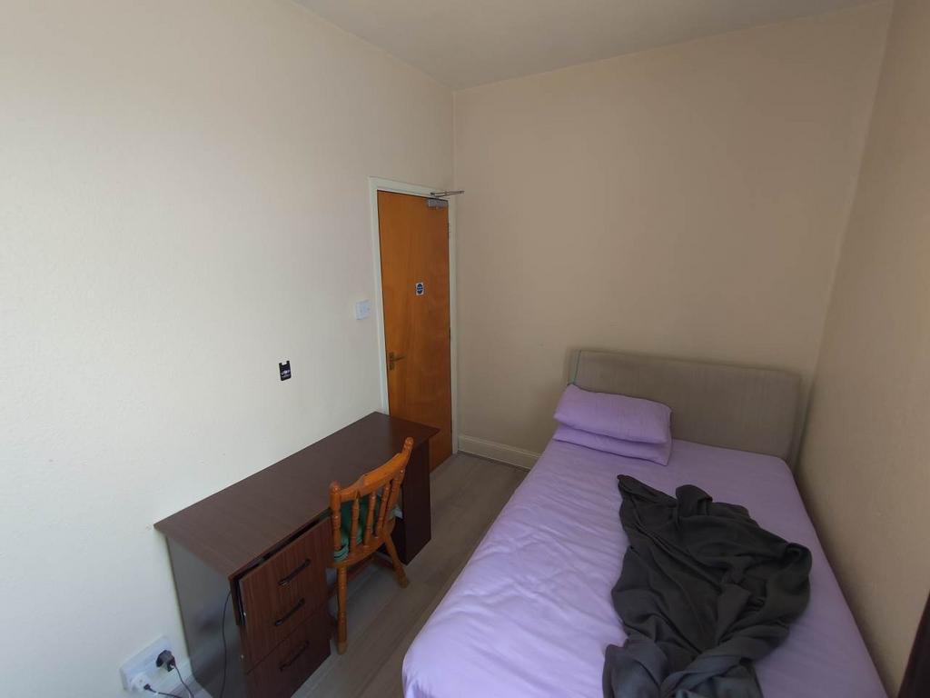 Bedroom 1 (2)