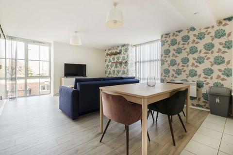 2 bedroom flat to rent, Great West Road, London W6
