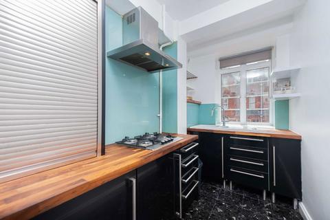 2 bedroom flat to rent, Hammersmith Road, London W6