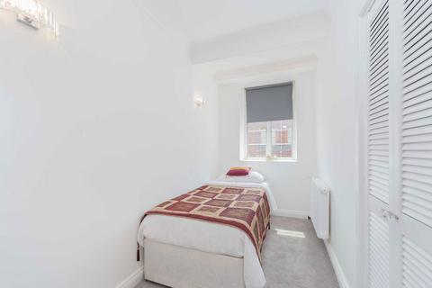 2 bedroom flat to rent, Hammersmith Road, London W6