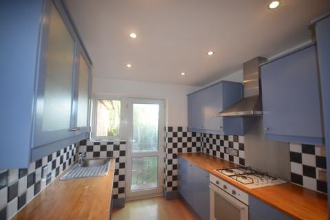2 bedroom flat to rent, Eastern Avenue East, RM2 5RA