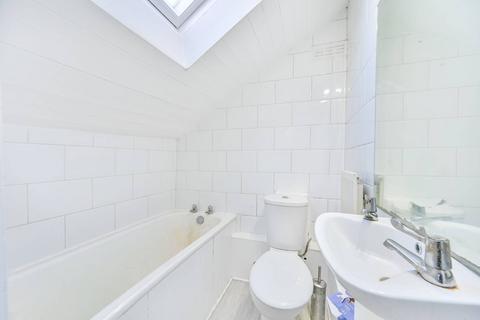 Studio to rent, Cambridge Gardens, North Kensington, London, W10
