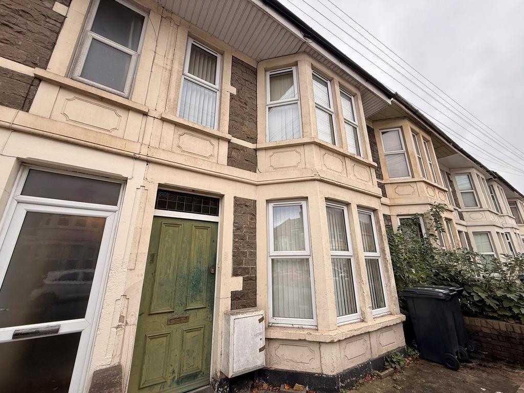 Street-facing Victorian-style terraced house wi...