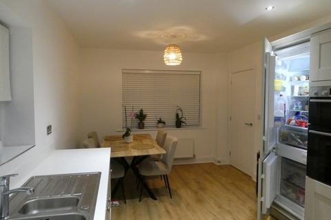 3 bedroom semi-detached house to rent, Parr Drive, Armthorpe, DN3