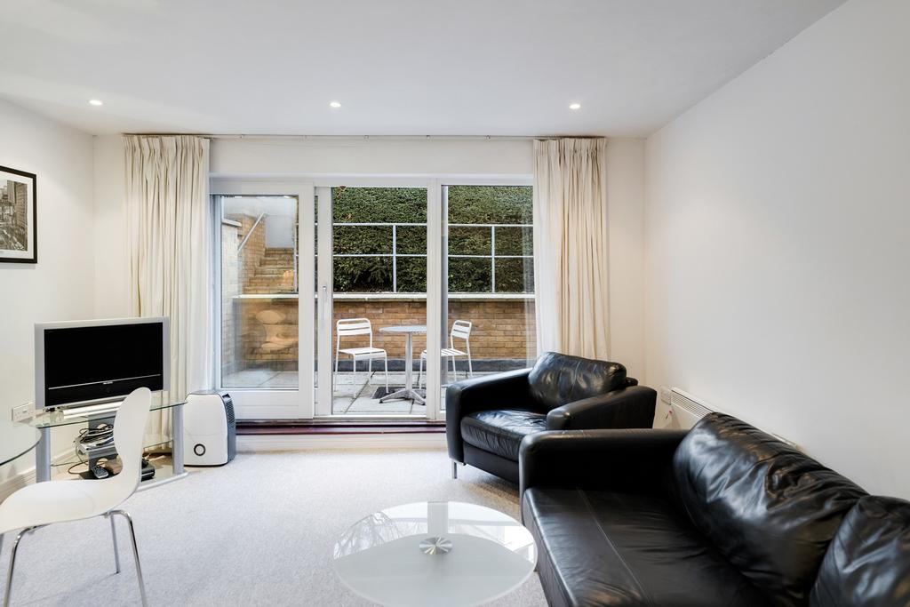 Living room ()