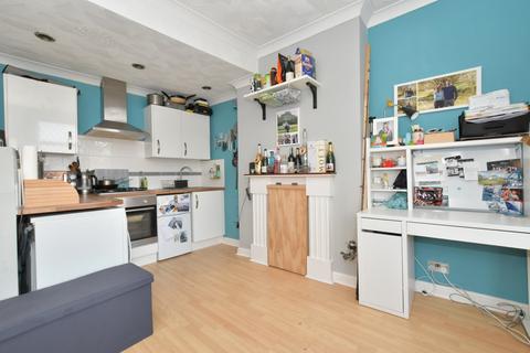 1 bedroom flat to rent, AVAILABLE WITH NO DEPOSIT Cottage Grove Southsea PO5